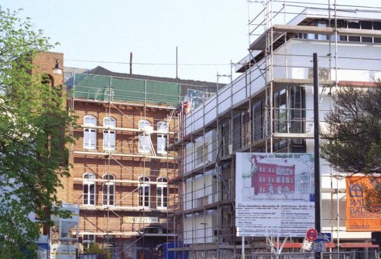 Bauankündigung und Bebauung